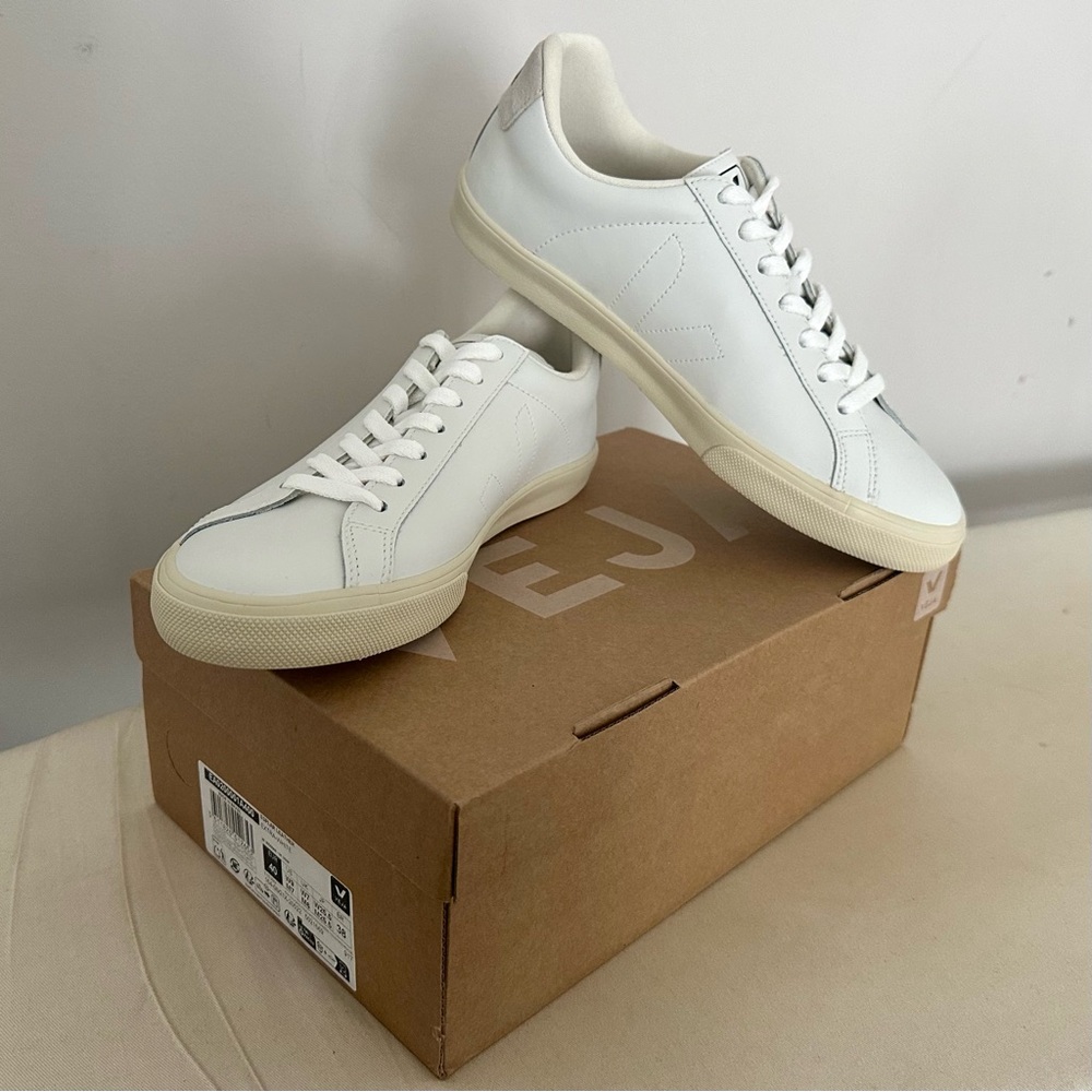 NEW Veja Esplar Sneakers (EU40/US9)